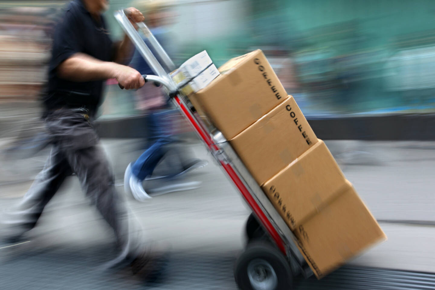 Zustellung, Lieferung, Kaffee, Versand, schnell, Express, http://www.shutterstock.com/de/pic-159273458/stock-photo-delivery-goods-with-dolly-by-hand-purposely-motion-blur.html 