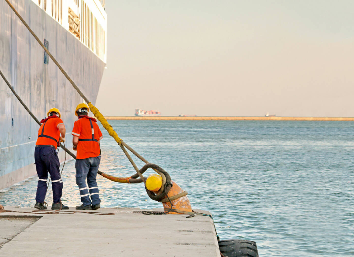 anlegen, vertauen, Schiff, Hafen, binden, anbinden, gebunden, fest, sichern, gesichert, fix, http://www.shutterstock.com/de/pic-151783703/stock-photo-sailor.html 