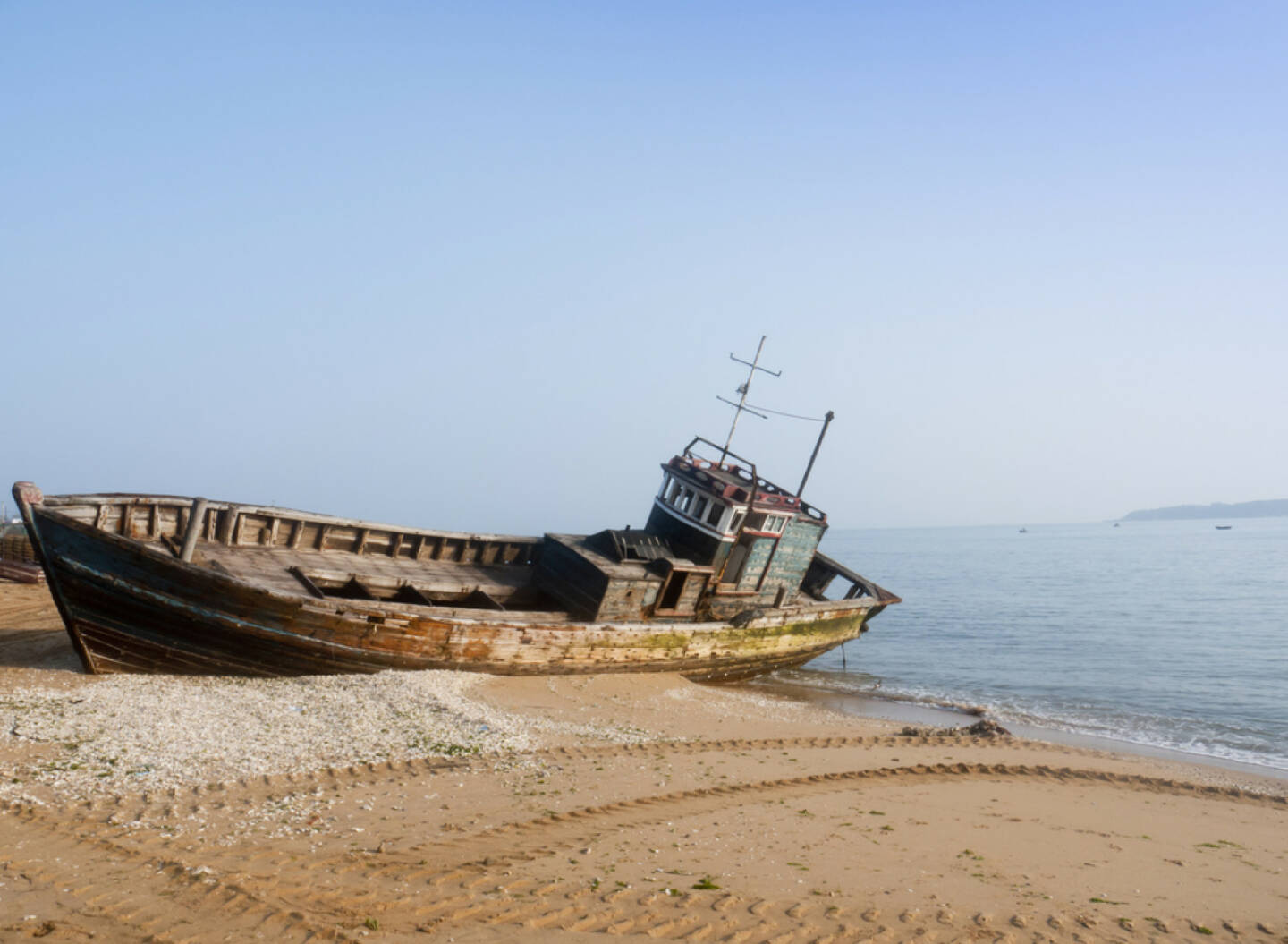 gestrandet, verlassen, Untergang, kaputt, aufgeben, Ende, ko, schlecht, fallend, abwärts, http://www.shutterstock.com/de/pic-91472807/stock-photo-rusty-ship-grounded-at-the-beach.html 