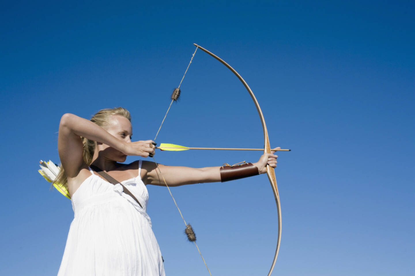 Bogen, Bogenschiessen, gespannt, angespannt, Spannung, straff, Pfeil, Schütze, Treffer, zielen, Amazone, http://www.shutterstock.com/de/pic-185971181/stock-photo-young-woman-arrow-shooting.html 