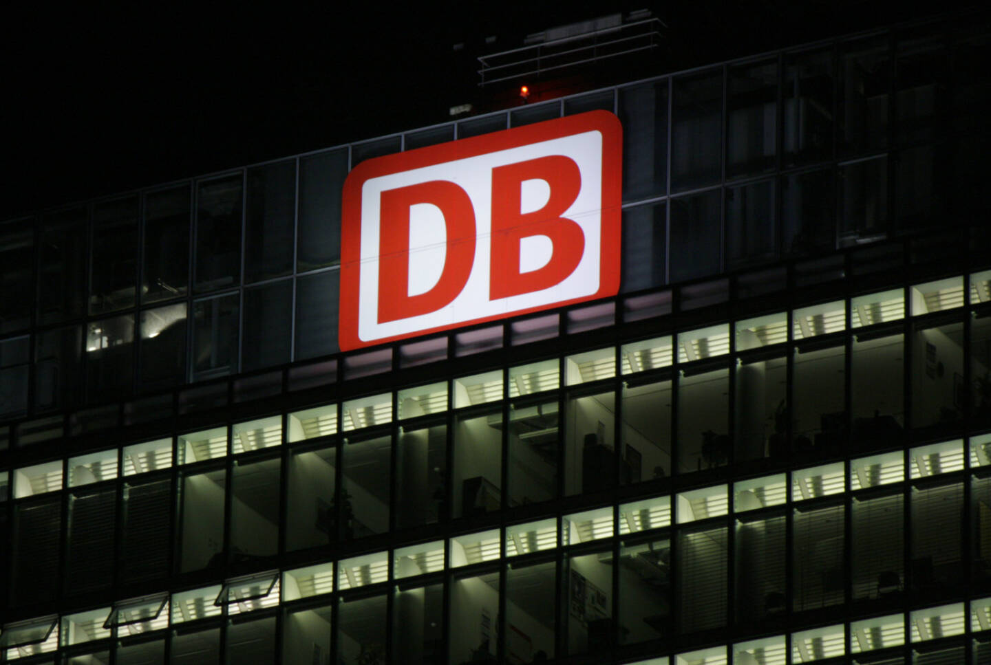 DB, Deutsche Bahn, Nacht, <a href=http://www.shutterstock.com/gallery-320989p1.html?cr=00&pl=edit-00>360b</a> / <a href=http://www.shutterstock.com/?cr=00&pl=edit-00>Shutterstock.com</a>