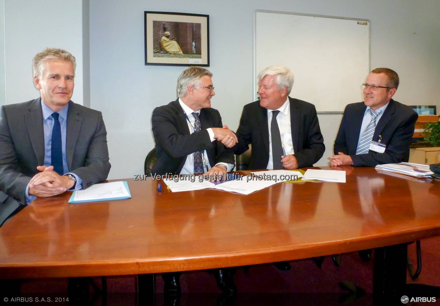 Mark Haisman (VP Wing Procurement, Airbus), Francois Mery (SVP Aerostructures Procurement, Airbus), Walter Stephan (CEO, FACC) und Robert Machtlinger (COO, FACC) bei der Vertragsunterzeichnung für A320 Sharklets  (Bild: Airbus)