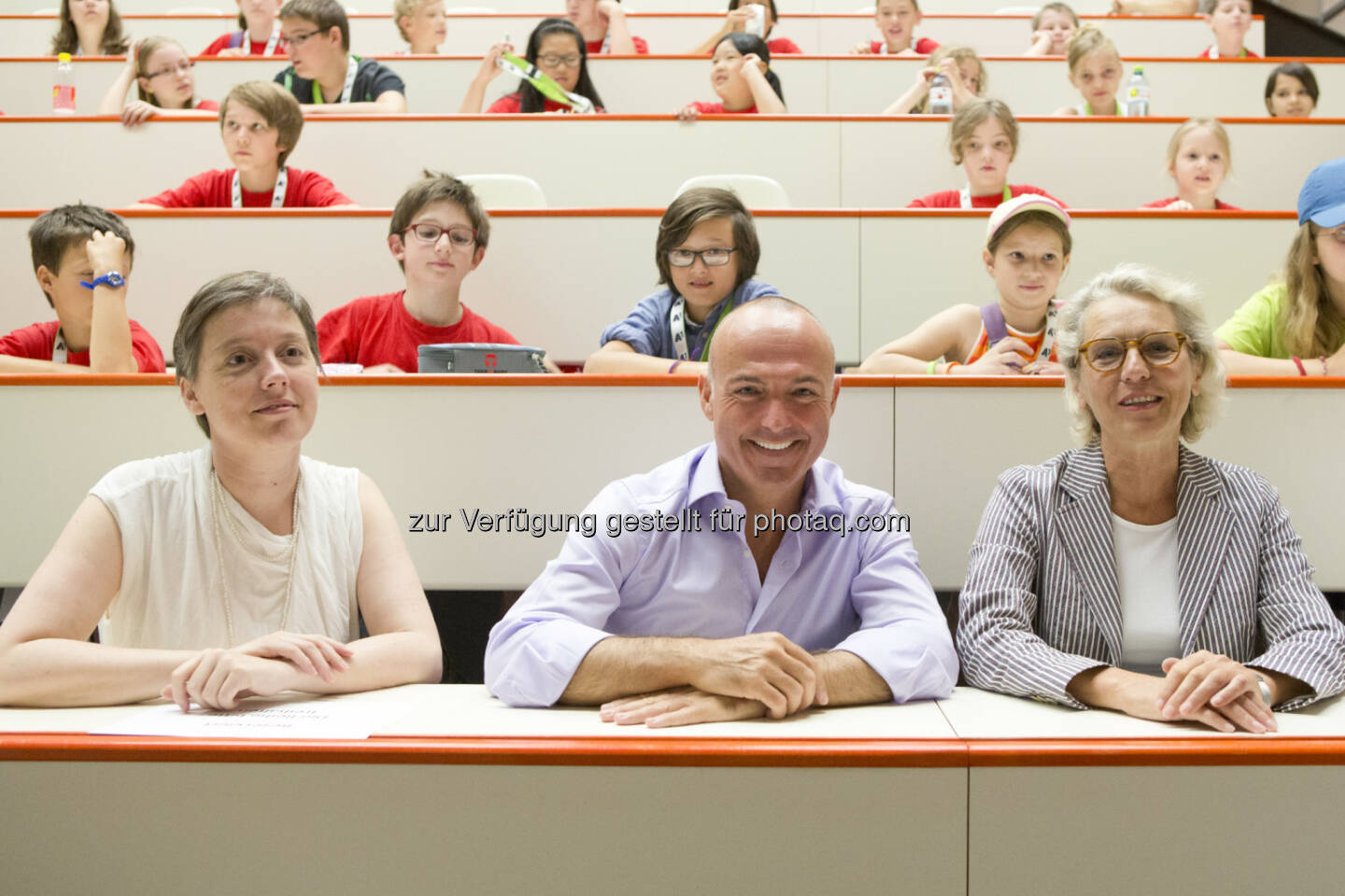 Sitzen: Medizinische Universität Wien: Sportminister Gerald Klug zu Besuch bei der Kinderuni Wien an der MedUni Wien: Bild: Karoline Iber (Geschäftsführerin des Kinderbüros der Universität Wien), Sport- und Verteidigungsminister Gerald Klug, Anita Holzinger (Professorin für Curriculare Entwicklung vom Department für Medizinische Aus- und Weiterbildung der MedUni Wien) (c) Kawka