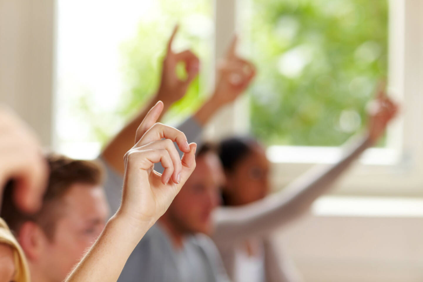 Bild zum Thema Frage http://www.shutterstock.com/de/pic-85447960/stock-photo-many-raised-fingers-in-class-at-university.html