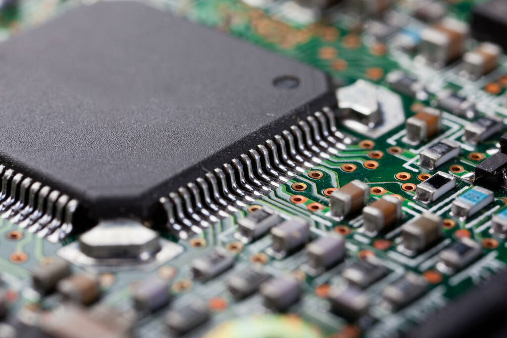 Prozessor, Computer Chip, Platine http://www.shutterstock.com/de/pic-109889705/stock-photo-macro-shot-of-a-dirty-circuit-board.html (19.07.2014) 