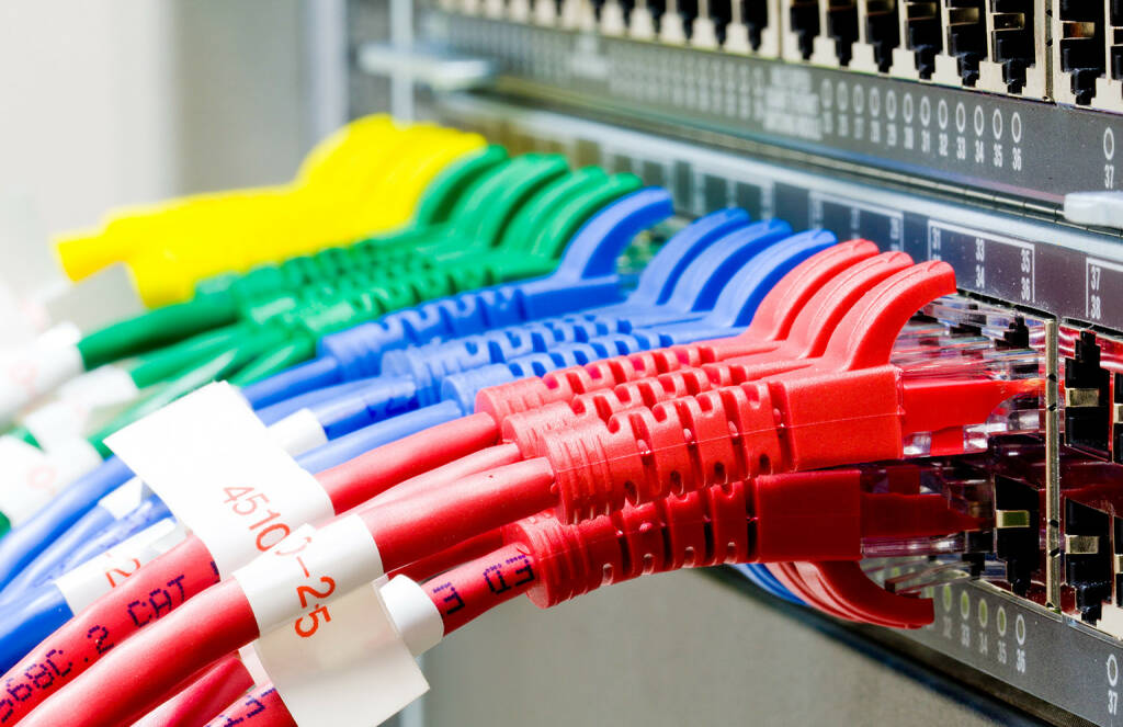 Netzwerk, Kabel, Switch, Internet http://www.shutterstock.com/de/pic-109305173/stock-photo-network-switch-and-utp-ethernet-cables.html (19.07.2014) 