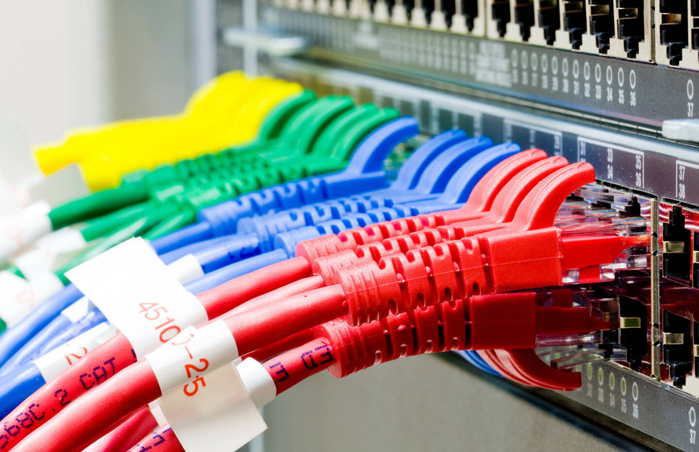 Netzwerk, Kabel, Switch, Internet http://www.shutterstock.com/de/pic-109305173/stock-photo-network-switch-and-utp-ethernet-cables.html