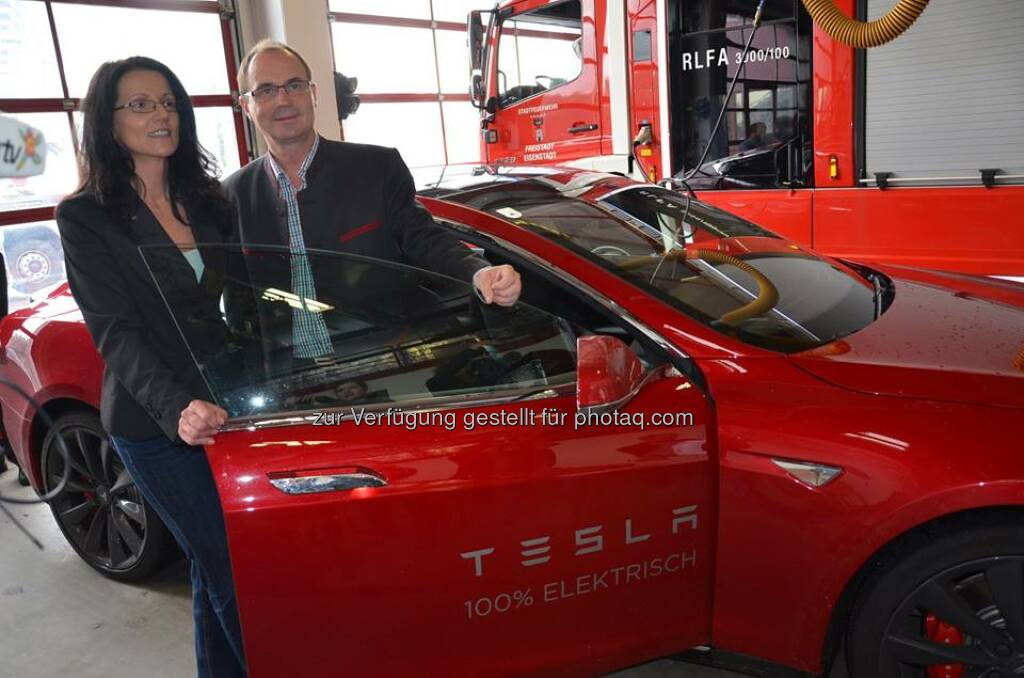 Tesla: Das Model S begleitete den Landeshauptmann-Stellvertreter, Franz Steindl, am Tag der erneuerbaren Energie quer durch das Burgenland: „Unser Ziel ist, die besonders umweltfreundliche und effiziente Elektromobilität im Burgenland zu forcieren.“  Source: http://facebook.com/teslamotors (19.07.2014) 