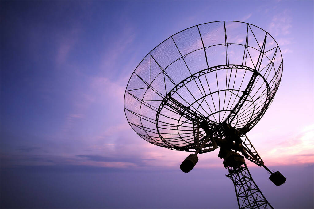 Antenne, Satellit, Satellitenschüssel, Empfänger http://www.shutterstock.com/de/pic-112420895/stock-photo-satellite-dishes-antenna.html (20.07.2014) 