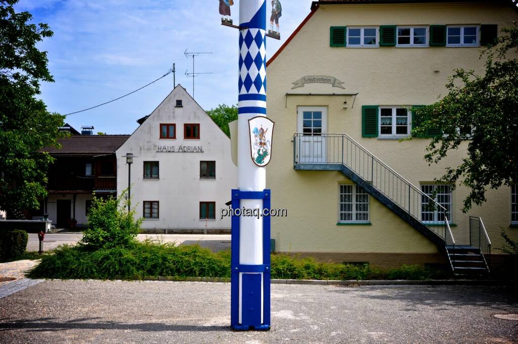 Bayern, blau weiss, Maibaum, © photaq.com (21.07.2014) 