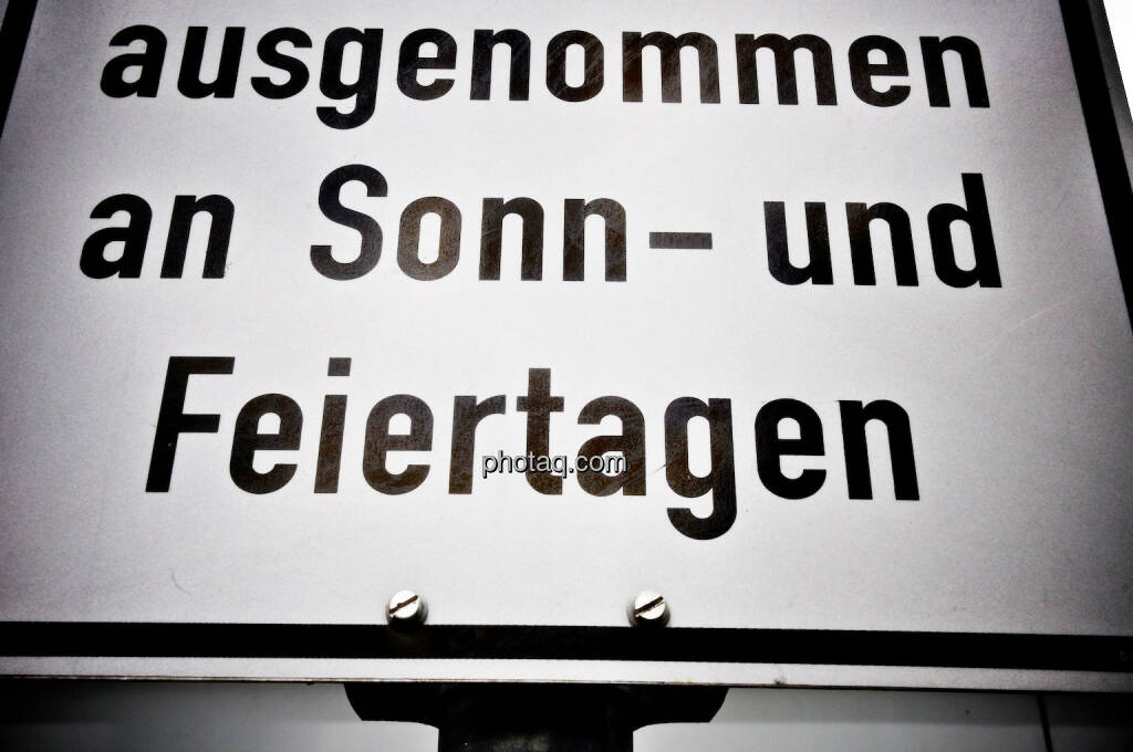 ausgenommen an Sonn- und Feiertagen, © photaq.com (21.07.2014) 