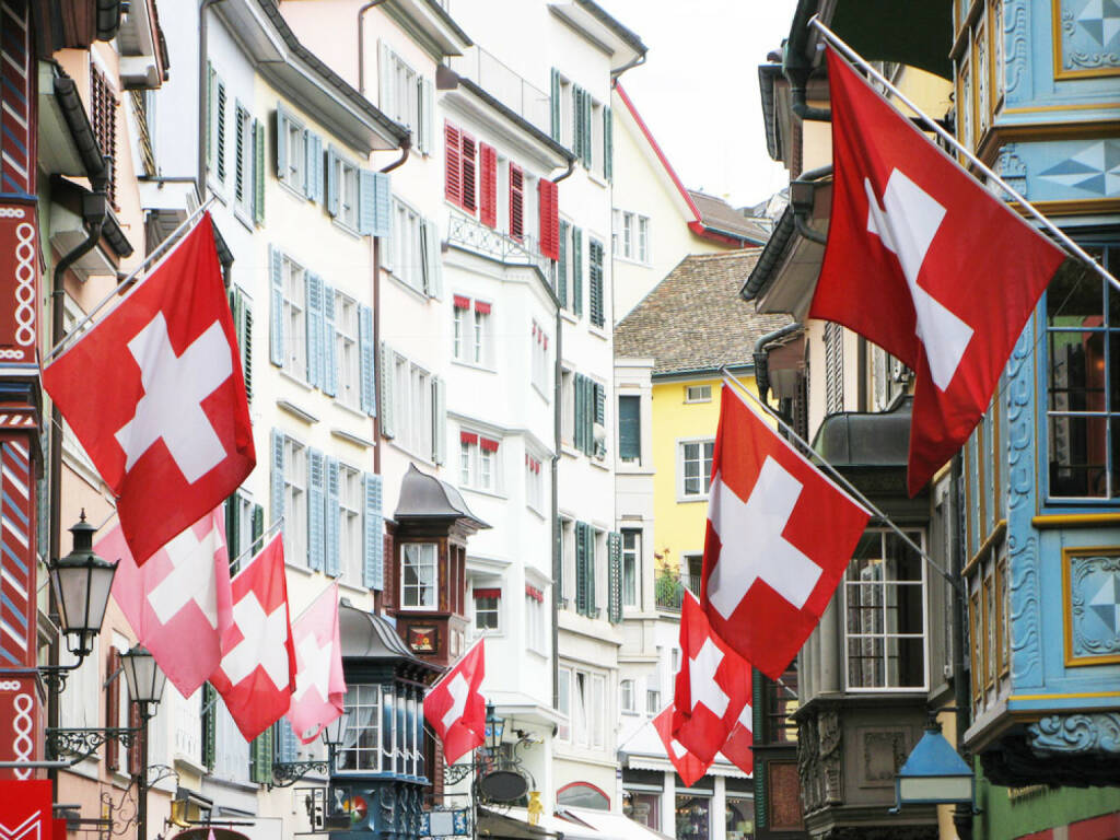 Zürich, Schweiz, Fahne, http://www.shutterstock.com/de/pic-55334821/stock-photo--old-street-in-zurich-decorated-with-flags-for-the-swiss-national-day-st-of-august.html , © shutterstock.com (21.07.2014) 