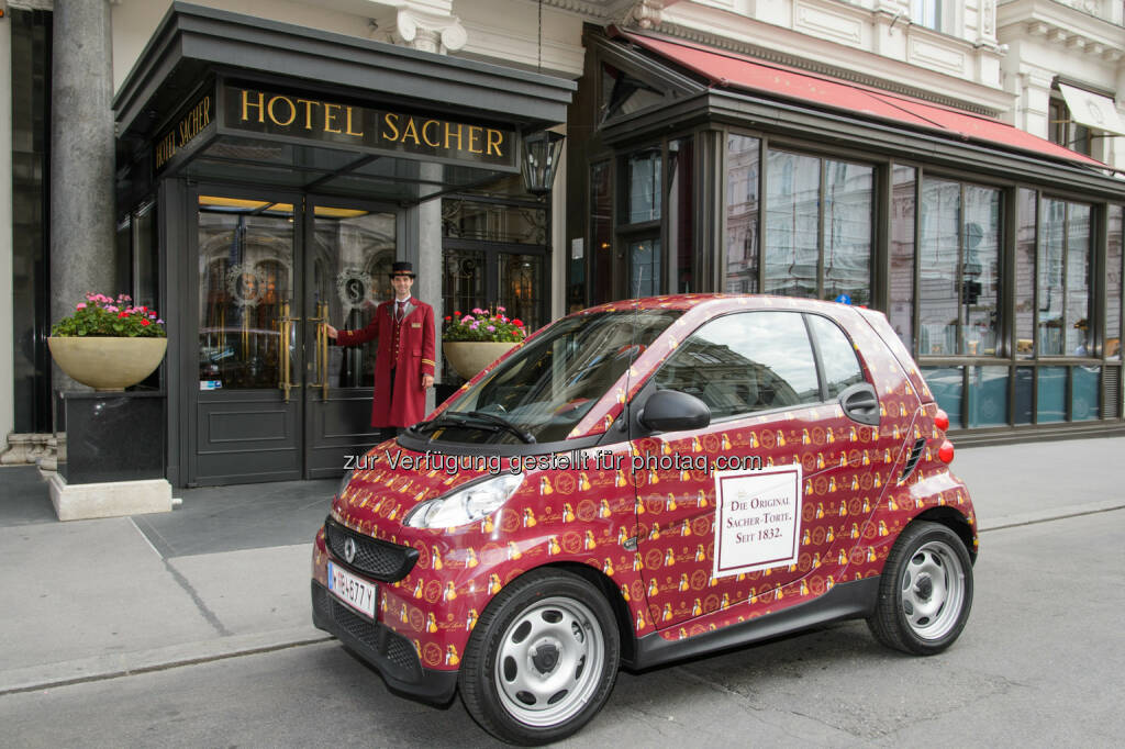 Seit wenigen Tagen rollt ein Smart durch Wien, verpackt wie eine Original Sacher-Torte und verziert mit den Unterschriften von zwei ganz Großen, den Formel 1-Stars Lewis Hamilton und Nico Rosberg. Auf ihrem Kurzbesuch in Wien war den beiden Rennfahrern der Smart vor dem Hotel Sacher aufgefallen und nach einer kurzen Probefahrt erklärten sie sich gerne bereit, die „Original Sacher-Torte auf vier Rädern“ mit ihren Unterschriften zu verzieren. (c) Hotel Sacher, © Aussender (24.07.2014) 