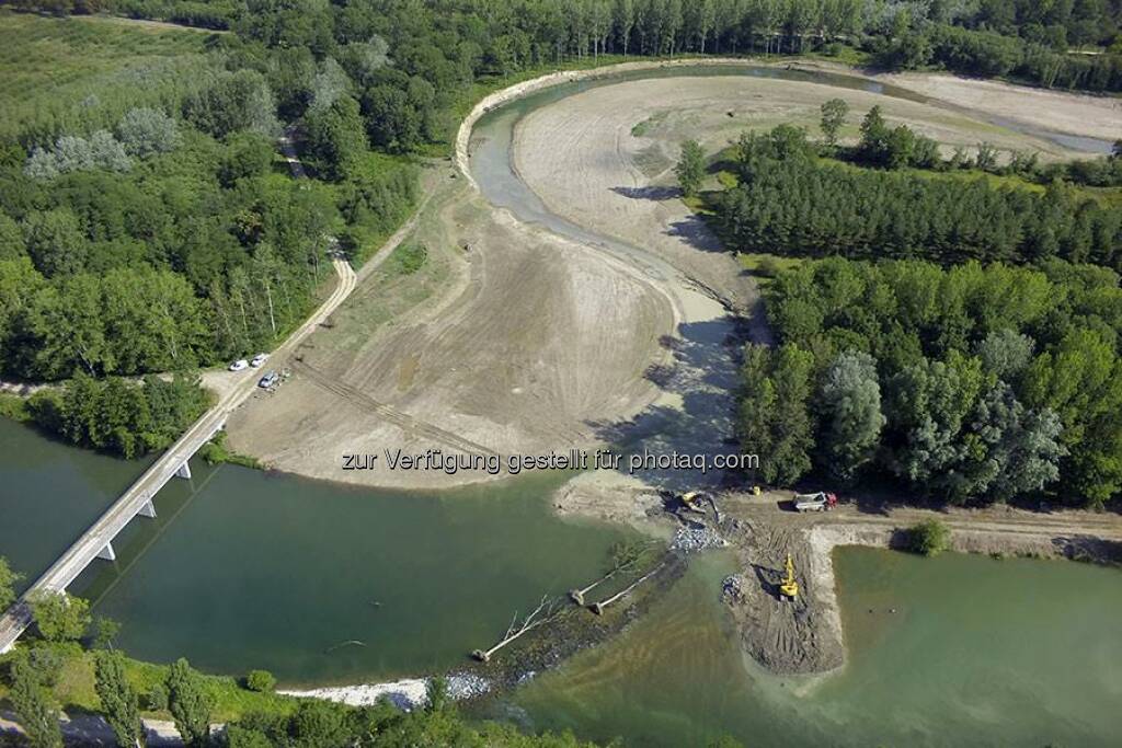 Das schlanke Flussbett der Traisen bekommt wieder Kurven.
Im Zuge des derzeit größten Flussbau-Projektes Europas sollen vielfältige Uferzonen, Mäander und Ruheplätze die Aulandschaft in ihre ursprüngliche Form bringen. Schon Anfang Juli erreichte das Millionen-Projekt seinen ersten Meilenstein. Bis 2020 soll der Fluss seine ökologischen Funktionen wieder vollständig erfüllen können. http://to.verbund.com/1pfJRQA  Source: http://facebook.com/verbund, © Aussender (24.07.2014) 