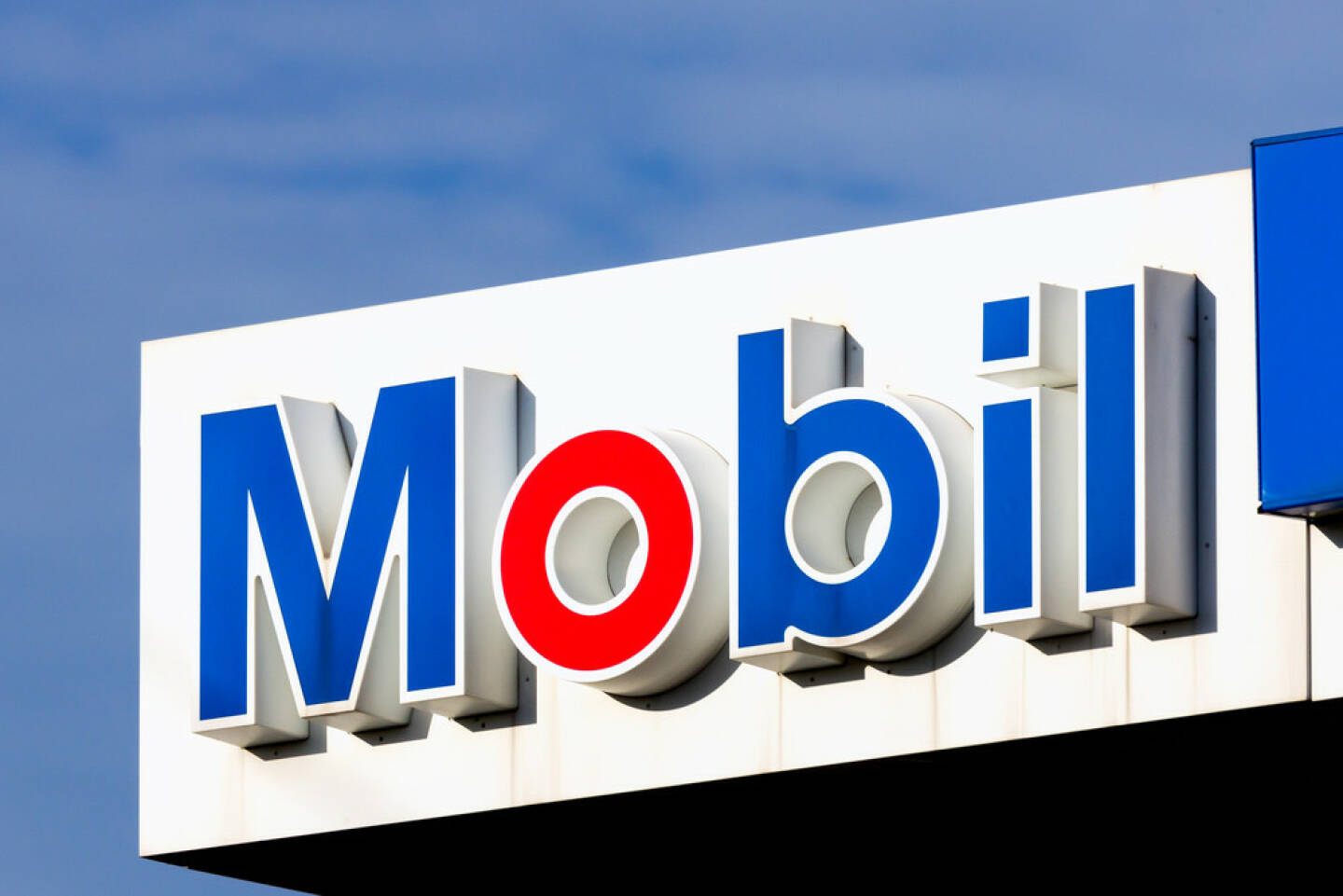 Exxon Mobil, <a href=http://www.shutterstock.com/gallery-931246p1.html?cr=00&pl=edit-00>Ken Wolter</a> / <a href=http://www.shutterstock.com/?cr=00&pl=edit-00>Shutterstock.com</a> , Ken Wolter / Shutterstock.com