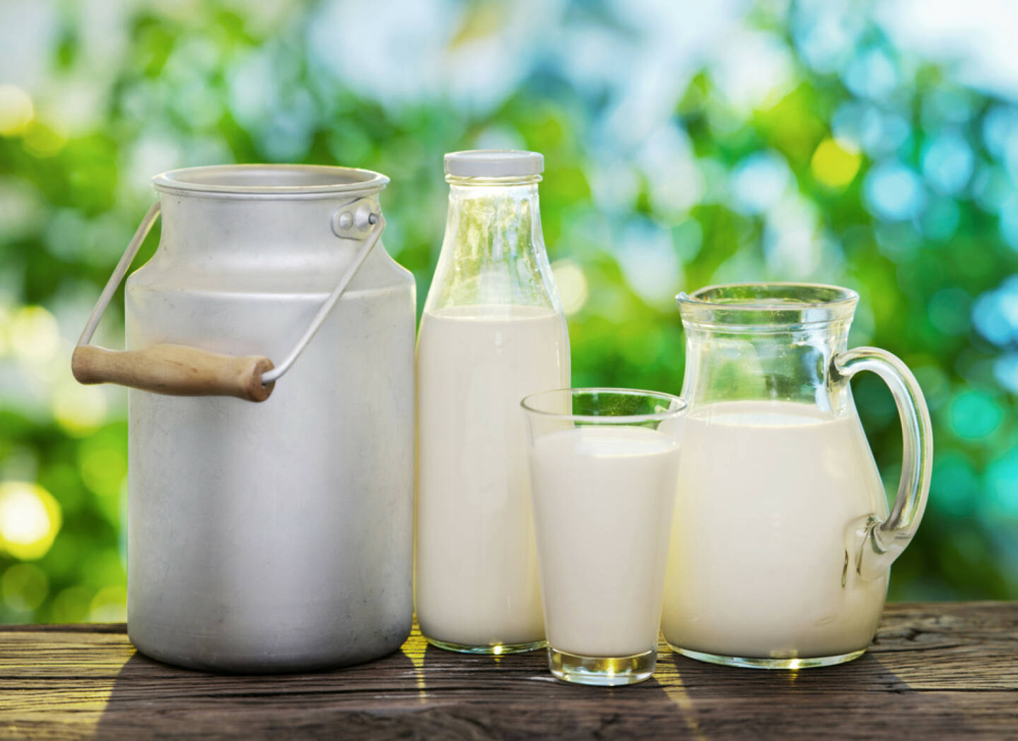 Milch, http://www.shutterstock.com/de/pic-167864297/stock-photo-milk-in-various-dishes-on-the-old-wooden-table-in-an-outdoor-setting.html