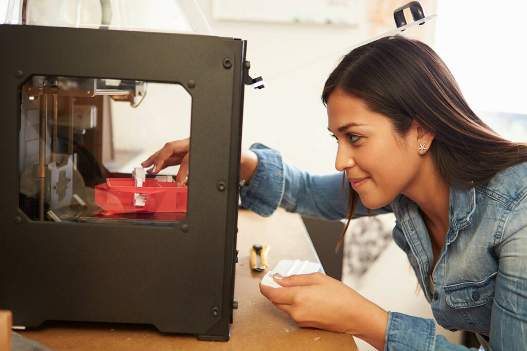 3D Drucker, Architektin, http://www.shutterstock.com/de/pic-184664582/stock-photo-female-architect-using-d-printer-in-office.html (26.07.2014) 