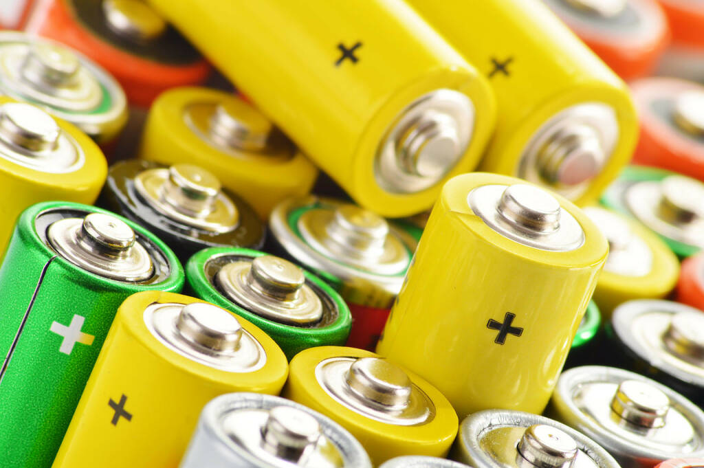 Batterien, Akkus, Plus, laden http://www.shutterstock.com/de/pic-145082083/stock-photo-composition-with-alkaline-batteries.html (29.07.2014) 