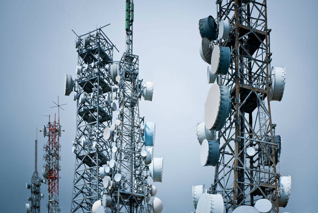 Telekommunikation, Handy-Mast, Sat-Schüssel http://www.shutterstock.com/de/pic-103092263/stock-photo-telecommunications-towers-against-a-unreal-sky.html (29.07.2014) 