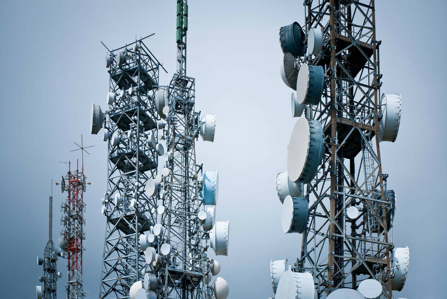 Telekommunikation, Handy-Mast, Sat-Schüssel http://www.shutterstock.com/de/pic-103092263/stock-photo-telecommunications-towers-against-a-unreal-sky.html