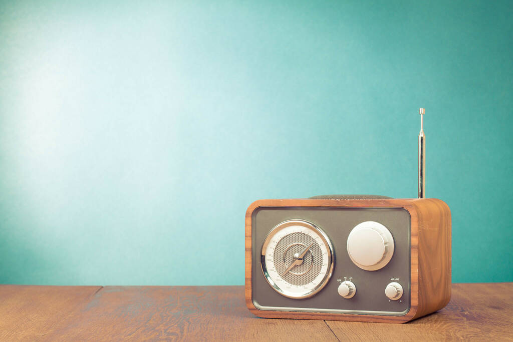 Radio, Radioapparat, Empfänger http://www.shutterstock.com/de/pic-166644611/stock-photo-retro-style-radio-receiver-on-table-in-front-mint-green-background.html (29.07.2014) 