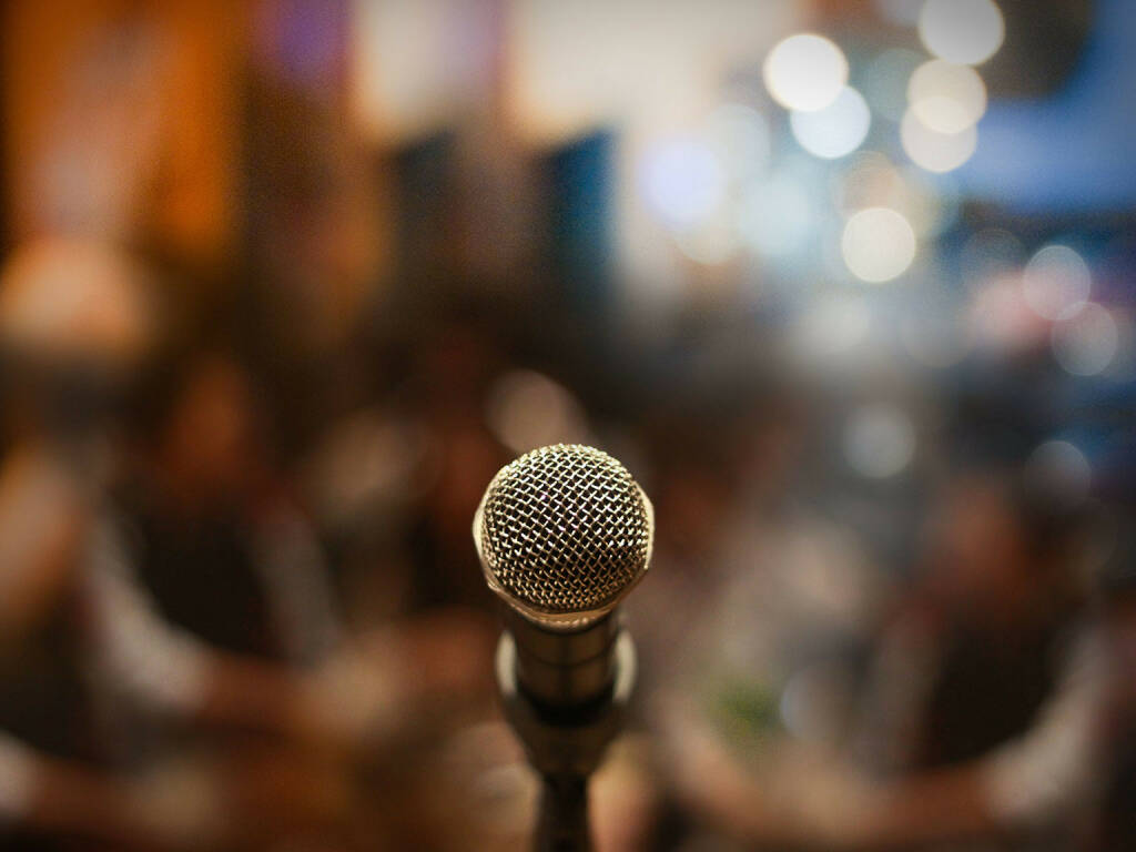 Mikrofon, http://www.shutterstock.com/de/pic-174548207/stock-photo-close-up-of-microphone-in-concert-hall-or-conference-room.html (29.07.2014) 