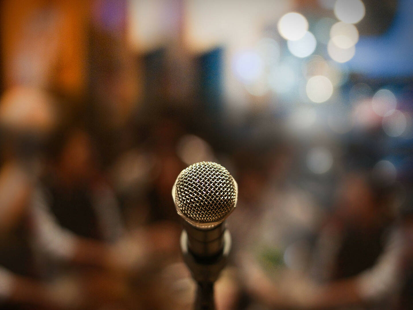 Mikrofon, http://www.shutterstock.com/de/pic-174548207/stock-photo-close-up-of-microphone-in-concert-hall-or-conference-room.html