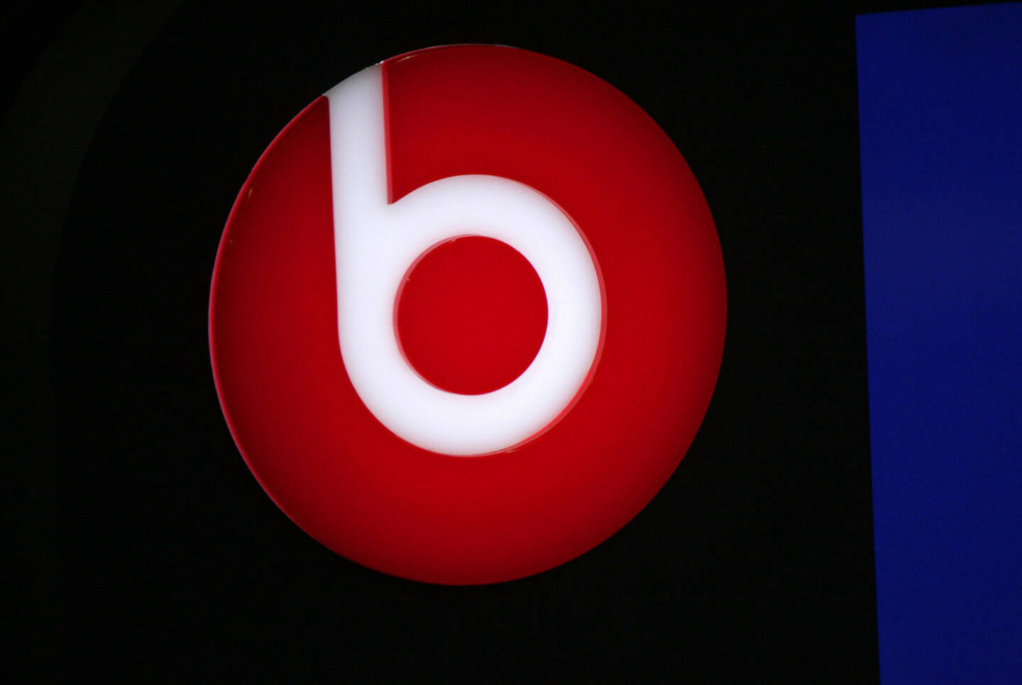 Beats Electronics, Beats by Dr. Dre Logo <a href=http://www.shutterstock.com/gallery-320989p1.html?cr=00&pl=edit-00>360b</a> / <a href=http://www.shutterstock.com/?cr=00&pl=edit-00>Shutterstock.com</a>