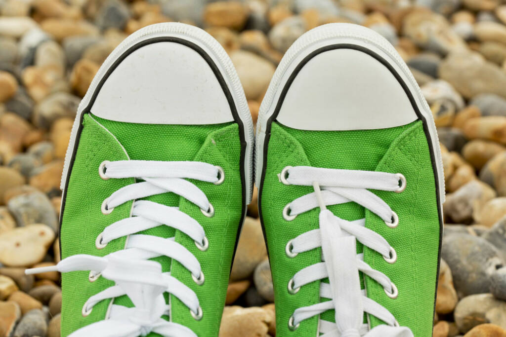 Schuhe, grün, Sneakers, http://www.shutterstock.com/de/pic-201829462/stock-photo-green-new-sneakers-close-up-against-pebble-background.html  (31.07.2014) 