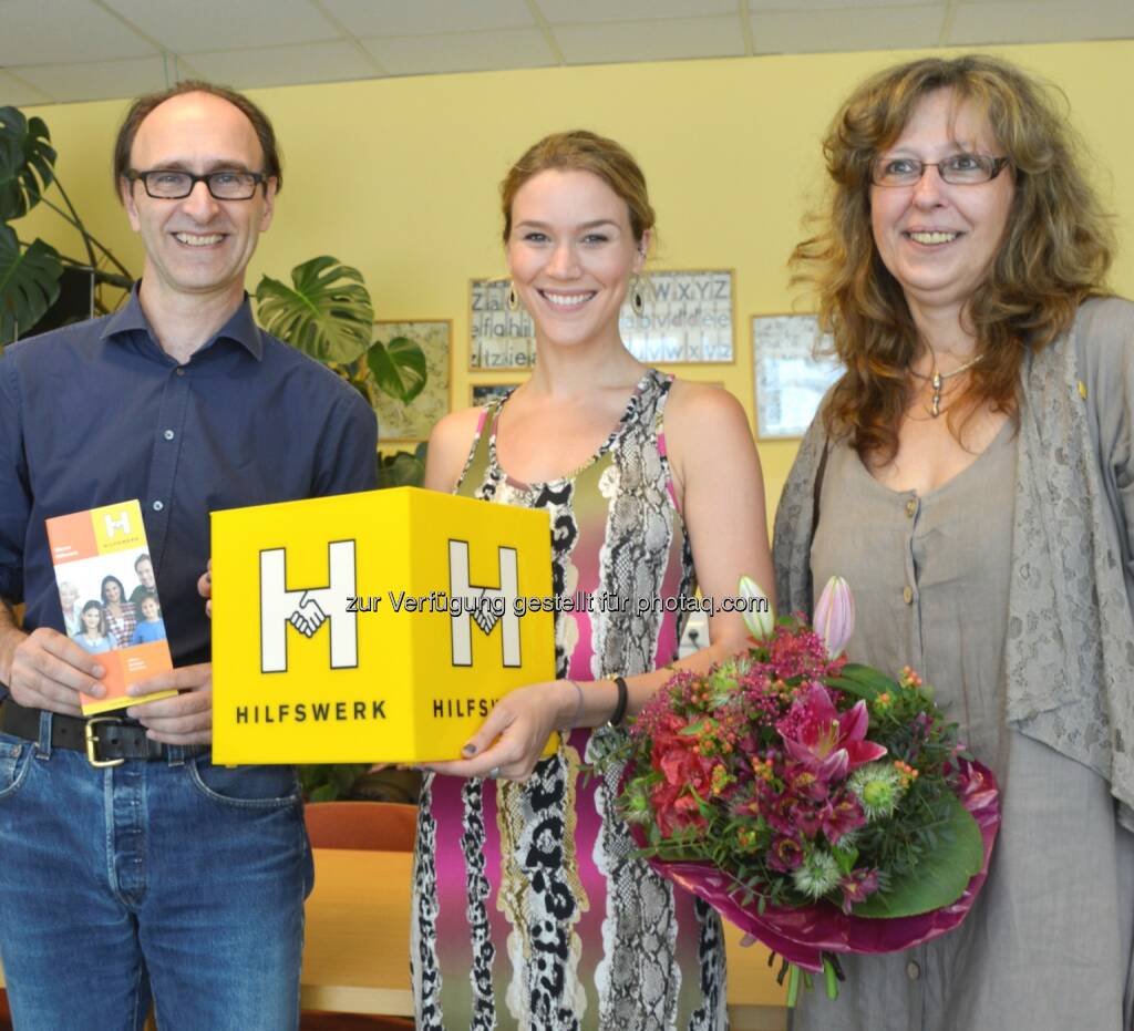 Hilfswerk: Joss Stone besuchte Tageszentrum für Senioren Leopoldstadt: Johann Seidl (Stv. Geschäftsführer des Wiener Hilfswerks), Joss Stone, Karin Marek-Szedenik (Leiterin Tageszentrum für Senioren Leopoldstadt), © Aussender (31.07.2014) 