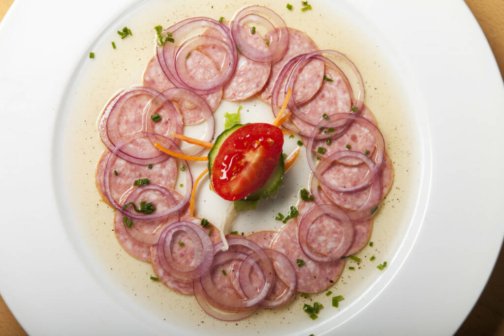 Essig, Wurst, sauer, saure Wurst, beissen, http://www.shutterstock.com/de/pic-175286615/stock-photo-bavarian-sausage-salad-on-wood.html , © www.shutterstock.com (31.07.2014) 