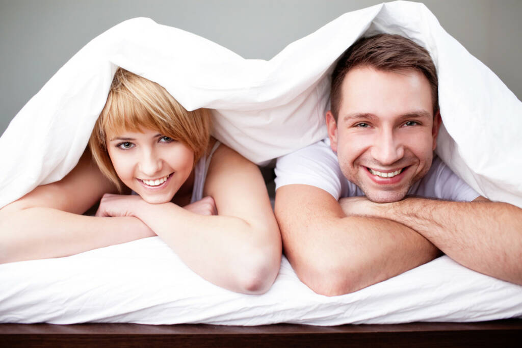 Decke, lachen, schlafen, unter einer Decke stecken, verstecken, http://www.shutterstock.com/de/pic-130173584/stock-photo-happy-couple-lying-in-bed-under-the-blanket.html  (31.07.2014) 
