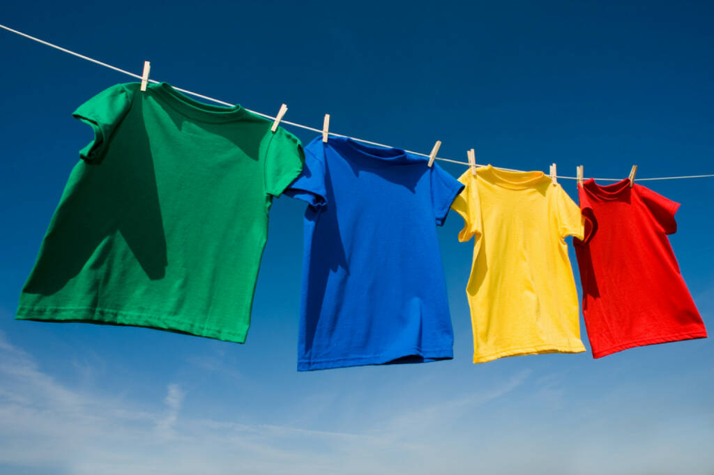 Wäsche, Wäscheleine, aufhängen, waschen, sauber, http://www.shutterstock.com/de/pic-37216123/stock-photo-a-group-of-primary-colored-t-shirts-on-a-clothesline-in-front-of-blue-sky.html , © (www.shutterstock.com) (31.07.2014) 