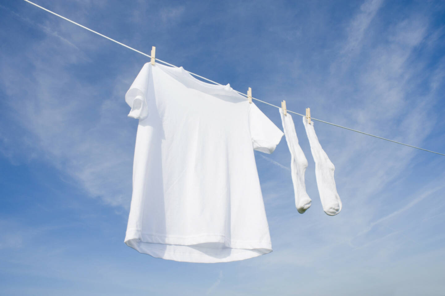 weiß, Wäsche, weiße Wäsche, sauber, waschen, hängen, rein, unschuldig, http://www.shutterstock.com/de/pic-19936420/stock-photo-a-white-blank-t-shirt-hanging-on-a-clothesline-in-front-of-a-blue-sky-background-with-copy-space.html 