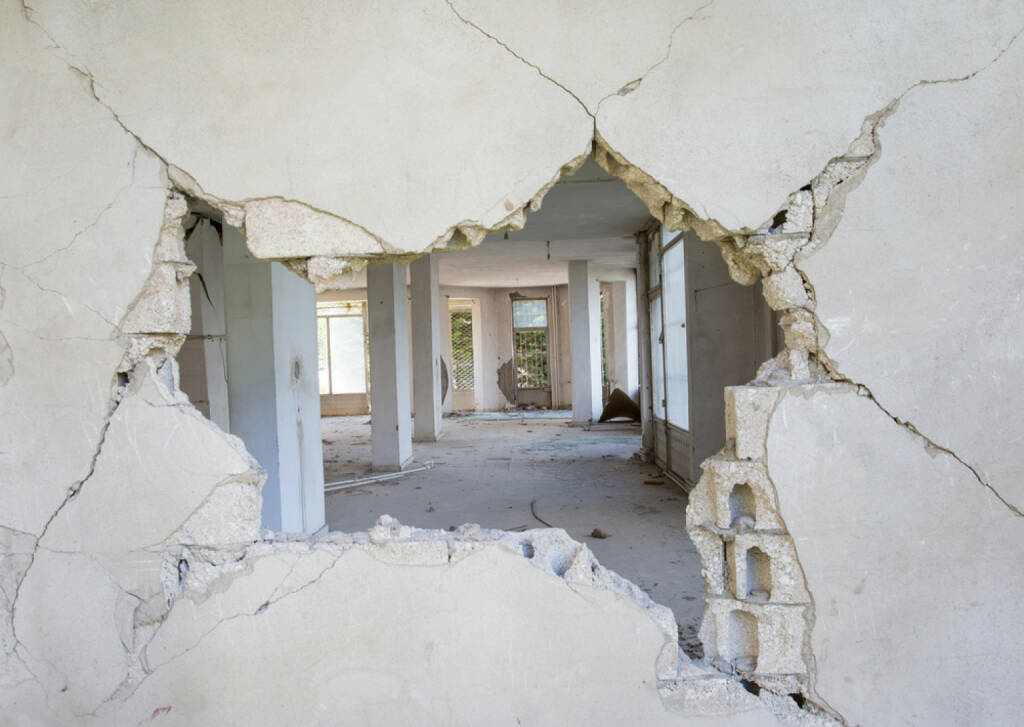 Durchbruch, durchbrechen, Wand, Loch, schlagen, Durchschlag, öffnen, Öffnung, http://www.shutterstock.com/pic-191756651/stock-photo-destroyed-building.html , © (www.shutterstock.com) (31.07.2014) 