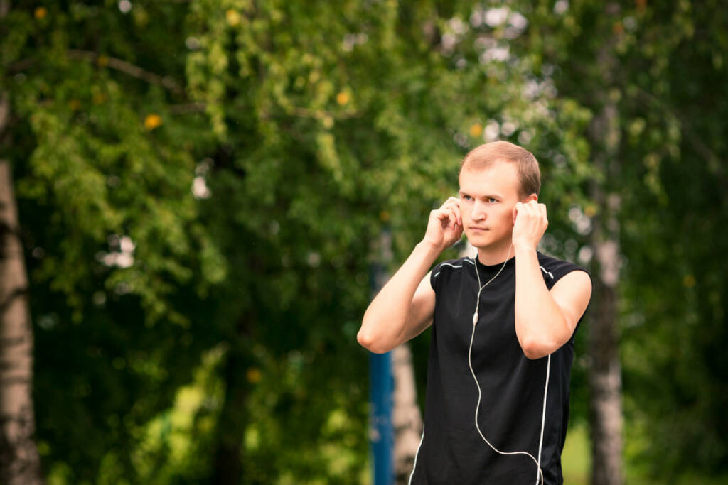 laufen, headphones, Kopfhörer, Musik, hören, Sport, Fitness, app, Laufapp, runplugged, http://www.shutterstock.com/de/pic-148791470/stock-photo-sportive-young-man-runner-jogging-at-great-speed-on-a-road.html get the Runplugged App http://bit.ly/1lbuMA9 , © www.shutterstock.com (01.08.2014) 