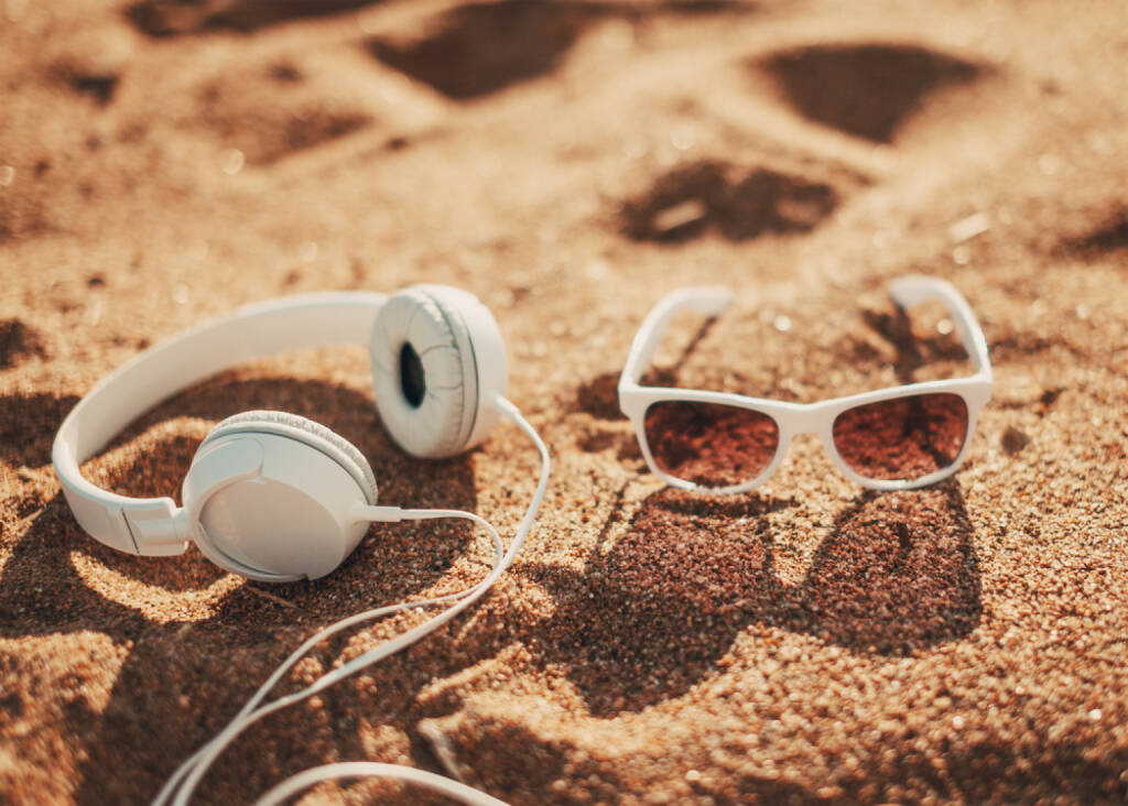 runplugged, Sonne, Strand, Musik, hören, Kopfhörer, Urlaub, Freizeit, Meer, Sonnenbrille, Sand, http://www.shutterstock.com/de/pic-200524193/stock-photo-white-sunglasses-and-headphones-on-sand.html get the Runplugged App http://bit.ly/1lbuMA9 , © www.shutterstock.com (01.08.2014) 