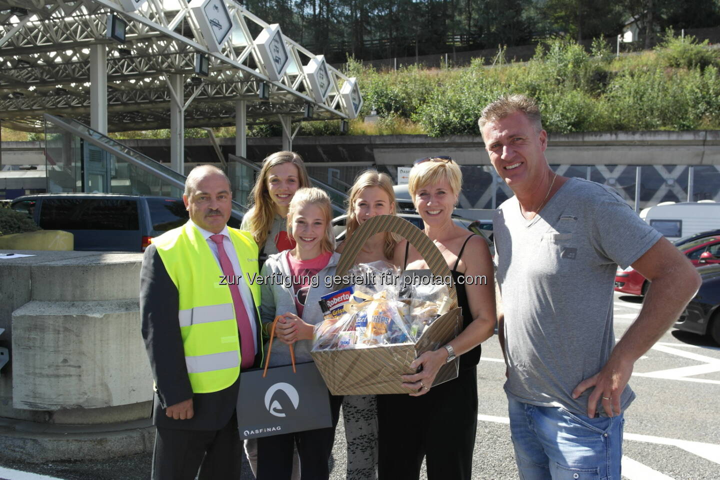 Asfinag: Abteilungsleiter Rudolf Nagele (links im Bild) gratulierte persönlich bei der Durchfahrt an der Mautstelle Schönberg (A 13 Brenner Autobahn) Familie Cremers zum 10. Millionsten Videomautticket mit einem Geschenkkorb. Das Ticket für die freie Fahrt - Zehn Millionstes Videomautticket verkauft