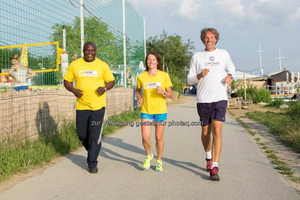 erste bank vienna night run: Oliver Stamm und Biko Botowamungo trainierten mit Lauftrainerin Beate Spangl-Rausch für den erste bank vienna night run auf der Wiener Donauinsel. (C) Licht für die Welt/Thomas Meyer
, © Aussendung (01.08.2014) 