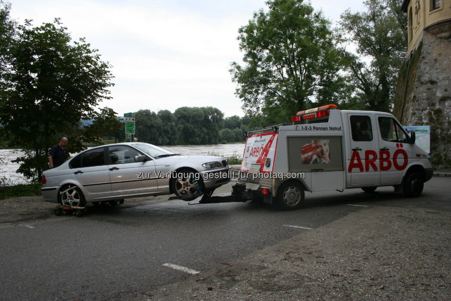 ARBÖ: Geparkte Autos vor Hochwasser gerettet (Pflug)