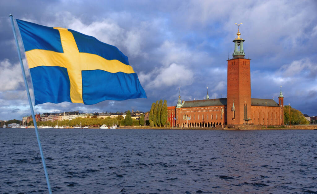 Stockholm, Schweden, Fahne, Flagge, http://www.shutterstock.com/de/pic-93717142/stock-photo-stockholm-view-of-city-hall-from-the-lake-mclaren-with-flag.html? , © shutterstock.com (04.08.2014) 