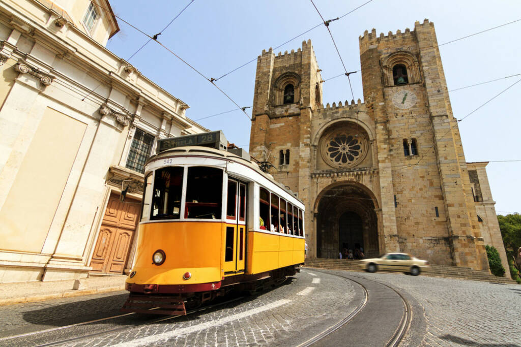 Lissabon, Portugal, Strassenbahn, http://www.shutterstock.com/de/pic-178919399/stock-photo-the-lisbon-cathedral-with-a-traditional-yellow-tram-in-lisbon-portugal.html, © shutterstock.com (04.08.2014) 
