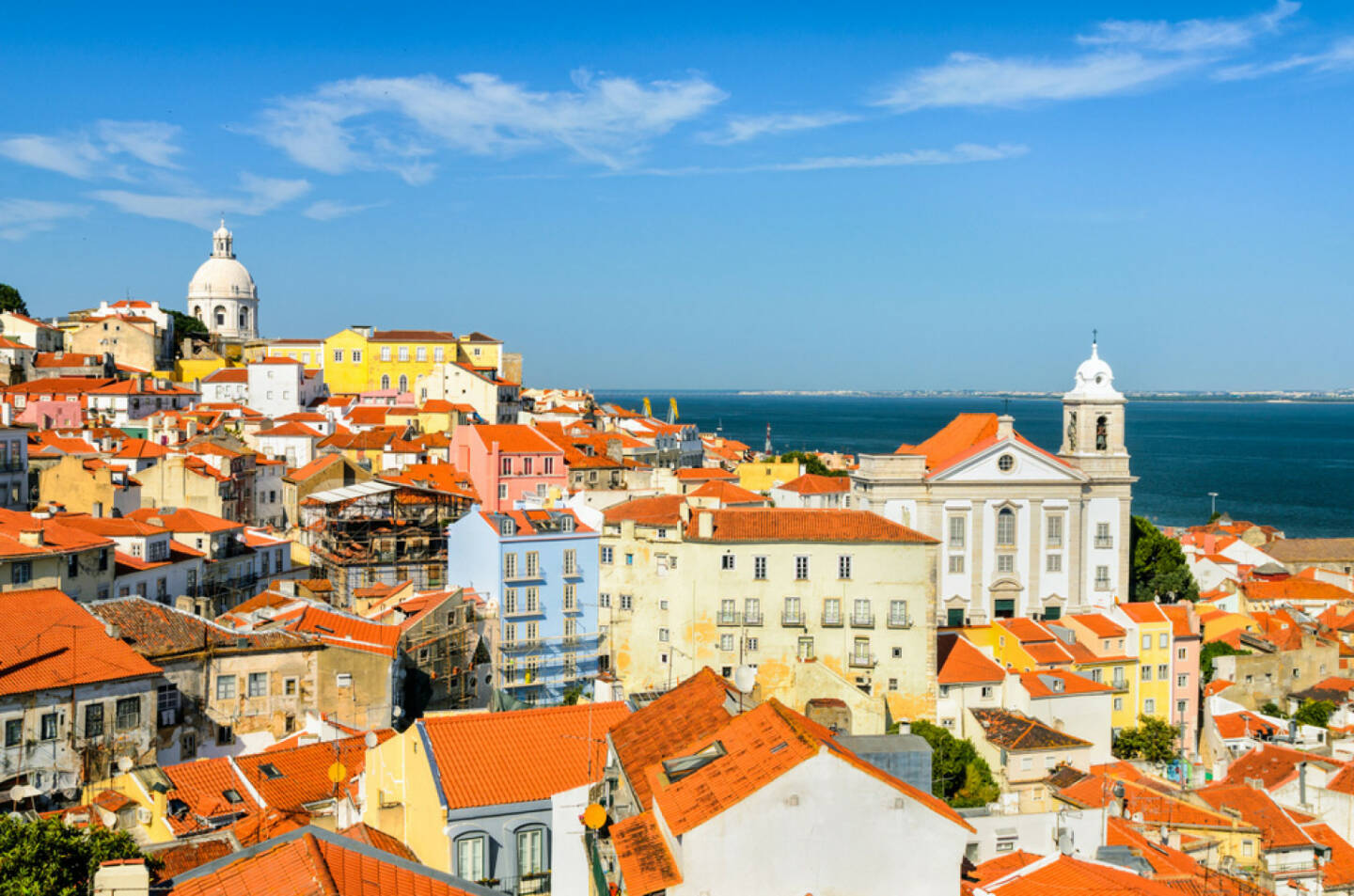 Lissabon, Portugal, http://www.shutterstock.com/de/pic-147297848/stock-photo-a-view-of-the-alfama-downtown-in-lisbon-portugal.html 