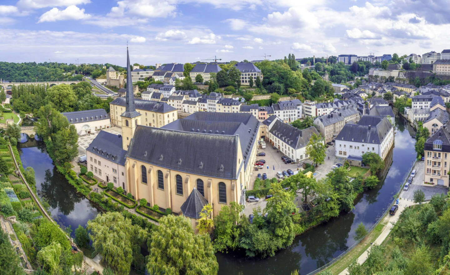 Luxemburg, http://www.shutterstock.com/de/pic-155065751/stock-photo-summer-panorama-of-abbey-de-neumunster-in-luxembourg-city.html 
