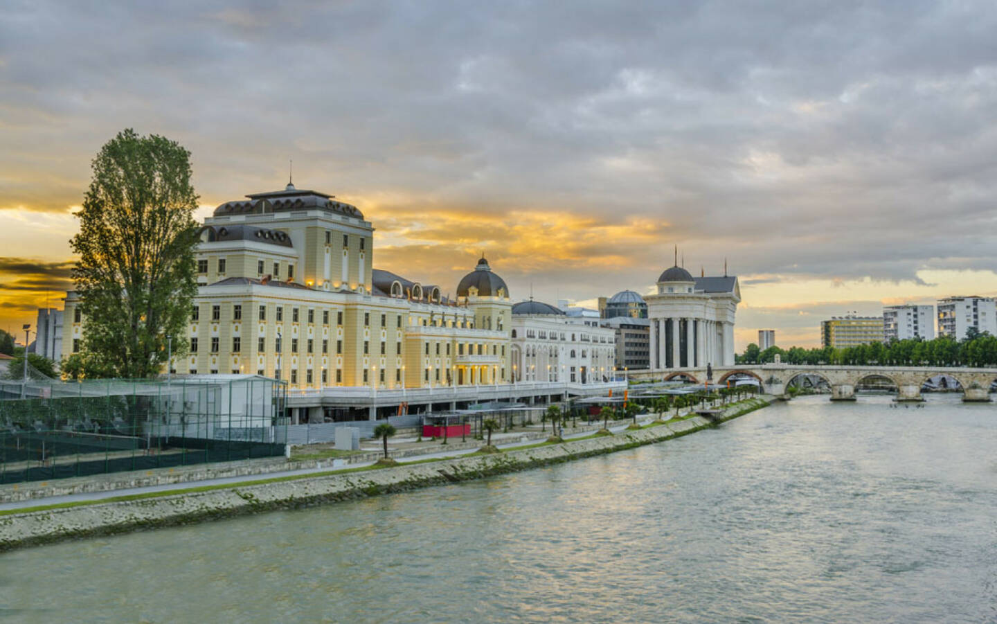 Skopje, Mazedonien, http://www.shutterstock.com/de/pic-141272935/stock-photo-beautiful-sunrise-view-of-museum-stone-bridge-and-vardar-river-in-skopje-macedonia.html 