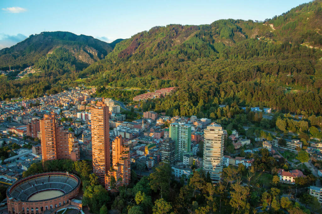 Bogota, Kolumbien, http://www.shutterstock.com/de/pic-121080436/stock-photo-a-view-of-the-center-of-bogota-with-the-andes-in-the-background.html , © (www.shutterstock.com) (04.08.2014) 