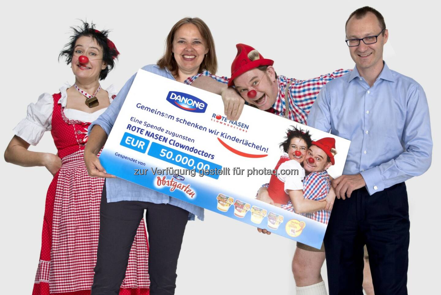 Frédéric Leroy, Geschäftsführer Danone GmbH, übergibt Scheck an Edith Heller, Rote Nasen Geschäftsführerin: Danone Österreich spendet 50.000 Euro für Rote Nasen Clowndoctors