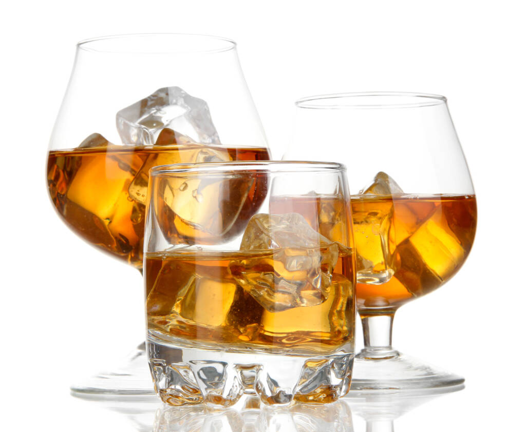 Spirituosen, Brandy, Whiskey, on the rocks - http://www.shutterstock.com/de/pic-144936088/stock-photo-brandy-glasses-with-ice-isolated-on-white.html, © www.shutterstock.com (12.11.2024) 