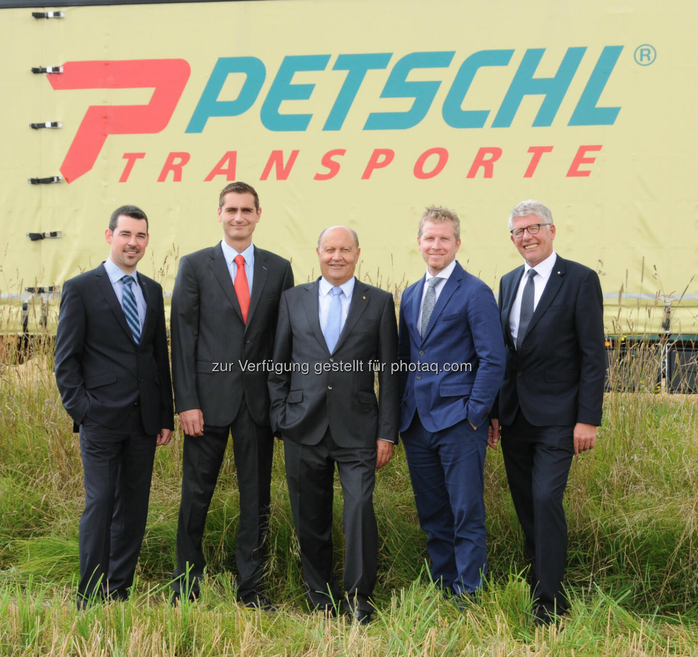 Petschl Gruppe setzt Spatenstich für neue Betriebsstandorte  - Perger Traditionsunternehmen investieren in neuen Firmensitz für Transport- und Werkstättenbetrieb. v.li.n.re: Andreas Hohensasser (Firmenkundenberater Raiffeisenbank Perg), Nikolaus Glisic jun., Nikolaus Glisic,Christian Spendel,Karl Fröschl (Geschäftsleiter Raiffeisenbank Perg). 