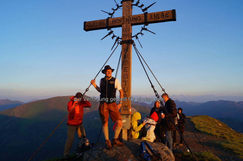 Die Turracher Höhe Marketing GmbH bietet mit dem Almbutler auf der Turracher Höhe - die ersten Sonnenstahlen am Berggipfel erleben (Bild: Turracher Höhe), © Aussendung checkfelix (07.08.2014) 